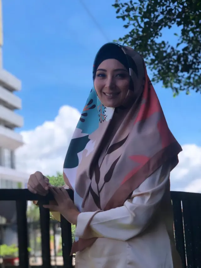 7 Pesona Della Puspita Pakai Hijab Ini Makin Memesona
