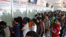 Para calon penumpang terpaksa harus bersabar dan menunggu giliran untuk mendapatkan tiket yang mereka inginkan (Liputan6.com/JohanTallo).
