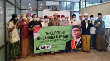 Guru Ngaji di Surabaya deklarasi dukung Airlangga maju Pilpres 2024. (Dian Kurniawan/Liputan6.com)