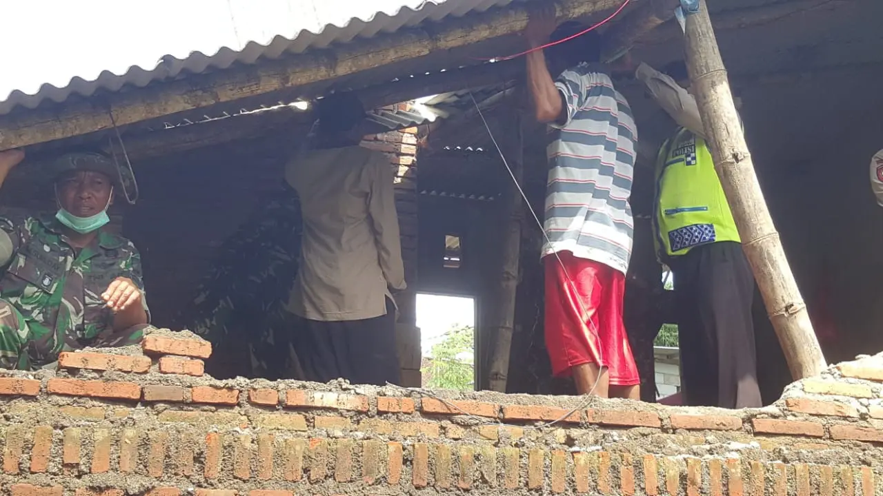 Angin kencang rusak rumah warga Jabung Malang. (Dian Kurniawan/Liputan6.com)
