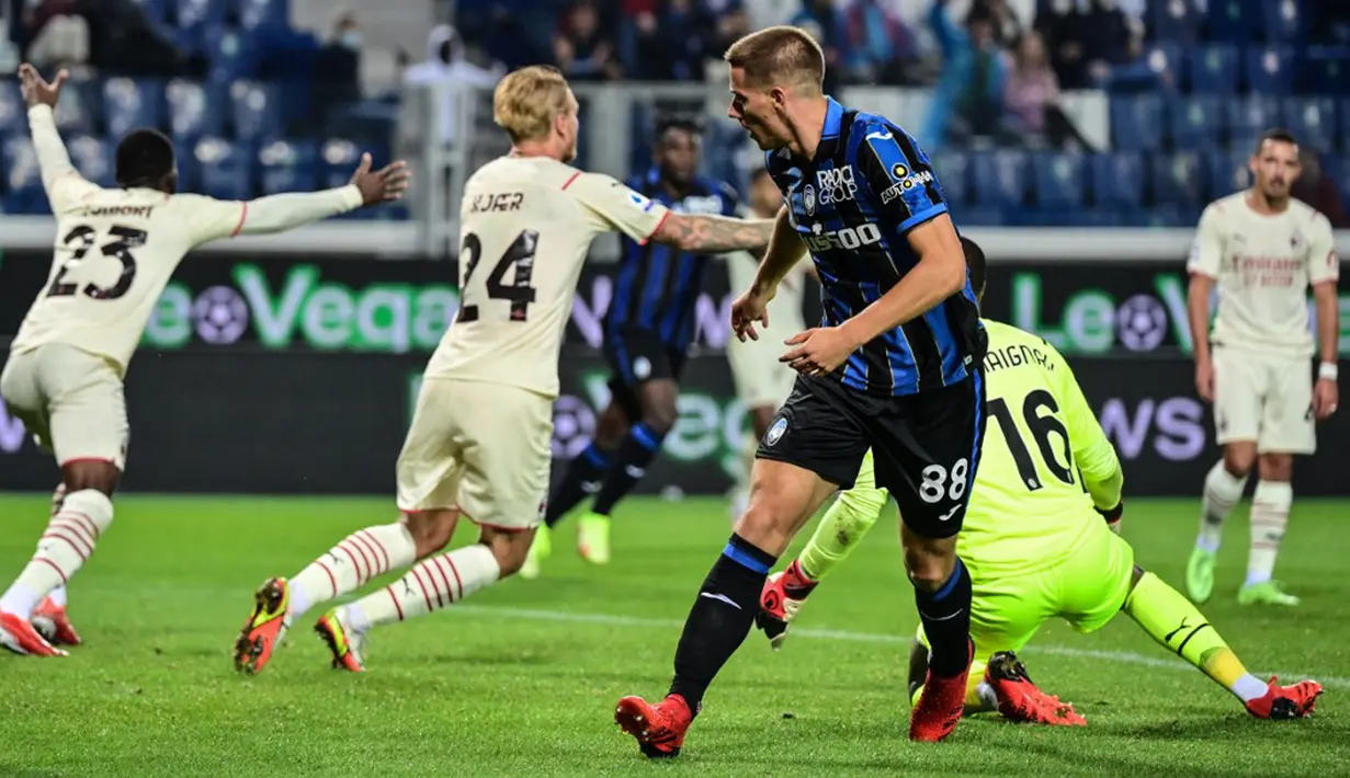 Pemain Atalanta Mario Pasalic mencetak gol ke gawang AC Milan pada pertandingan Liga Italia Serie A di Stadion Gewiss, Bergamo, Italia, 3 Oktober 2021. AC Milan menang 3-2 atas Atalanta. (MIGUEL MEDINA/AFP)