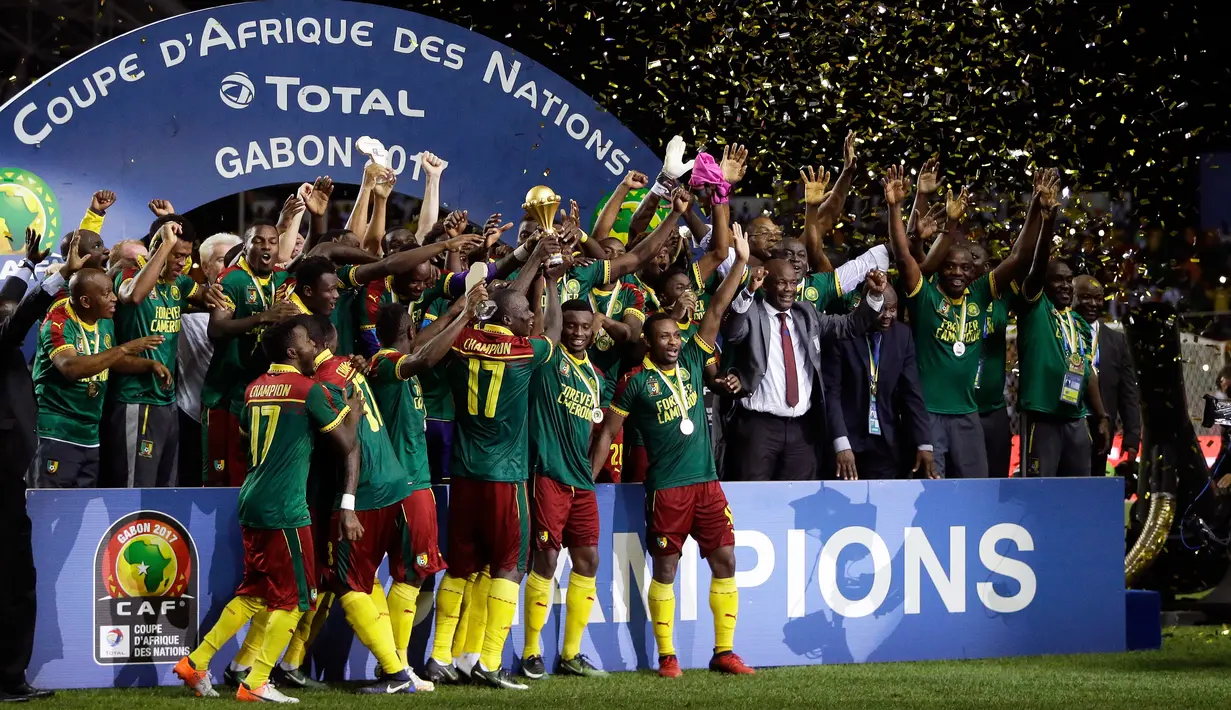 Pemain Kamerun melakukan selebrasi usai menjuarai Piala Afrika 2017 di Stade de I'Amitie, Gabon, Minggu (5/2). Kamerun juara Piala Afrika 2017 setelah menaklukkan Mesir dengan skor akhir 2-1. (AP Photo/Sunday Alamba)