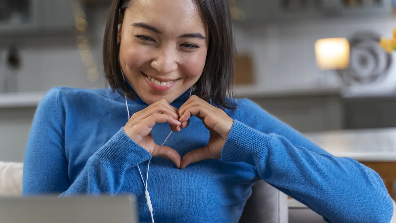 Tips Menjaga Komunikasi saat LDR Supaya Hubungan Tetap Hangat - Cover