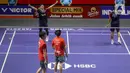 Ganda putra Indonesia Muhammad Rian Ardianto (kanan) dan Fajar Alfian (kiri) mengembalikan kok Huang Di dan Liu Yang (China) pada perempat final Kapal Api Indonesia Open 2025 di Istora Senayan, Gelora Bung Karno, Jakarta, Jumat (6/6/2025). (Liputan6.com/Herman Zakharia)