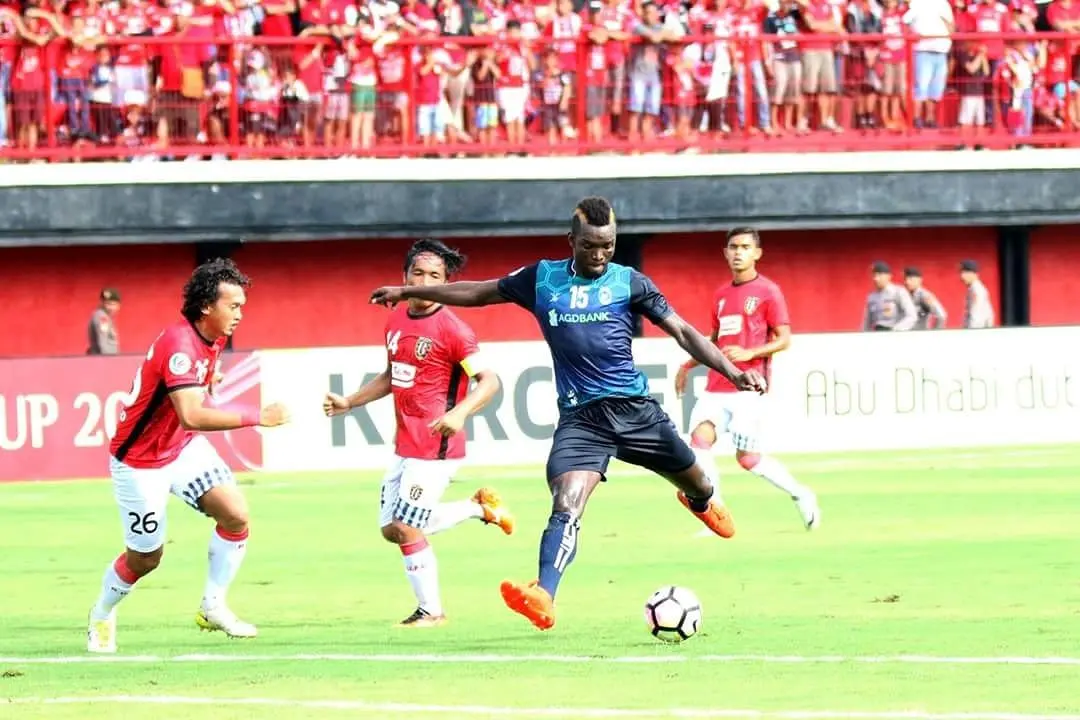 Pelatih Bali United, Widodo Cahyono Putro, mewaspadai penampilan duo penyerang Yangon United, Sekou Sylla dan Uzochukwu Emmanuel, dalam matchday ketiga Piala AFC 2018. (Twitter/@YangonUnitedFC)
