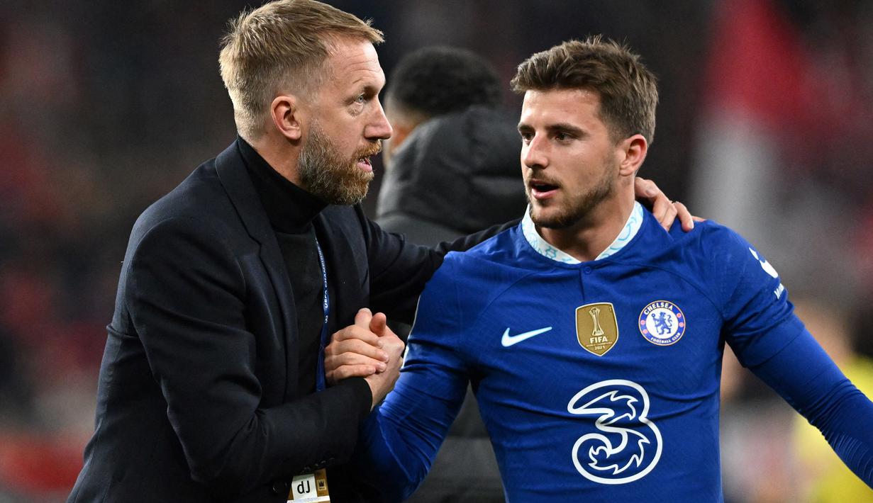 Mason Mount. Gelandang serang Inggris berusia 23 tahun yang merupakan produk asli Akademi Chelsea dan telah dipromosikan ke tim utama sejak awal musim 2019/2020 ini kontraknya bersama Chelsea juga baru akan berakhir pada Juni 2024. Meski menyandang status pemain utama, namun ia dikabarkan enggan memperpanjang kontraknya bersama Chelsea dan berniat hengkang pada bursa transfer musim dingin 2022/2023. Juventus menjadi klub terdepan yang siap menampungnya. (AFP/Joe Klamar)