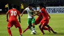 Gelandang Timnas Indonesia U-19, Maldini berusaha menembus kawalan ketat tiga pemain Myanmar saat berlaga di Stadion GBK Jakarta, (7/5/2014). (Liputan6.com/Helmi Fithriansyah)
