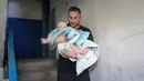 <p>Dua belas anak, termasuk dua bayi, termasuk di antara korban luka-luka ketika penduduk Pervomaiskyi di timur laut mengungkapkan keterkejutan mereka atas kejadian tersebut. (AP Photo/Oleksandr Magula)</p>