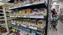 Di supermarket di seluruh wilayah pendudukan, anak-anak muda khususnya telah "mengembangkan kesadaran politik dan mengkonsumsi lebih banyak produk Palestina". (Jaafar ASHTIYEH / AFP)