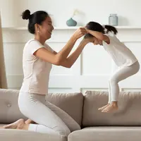 Aktif di dalam rumah./Copyright shutterstock.com/g/fizkes