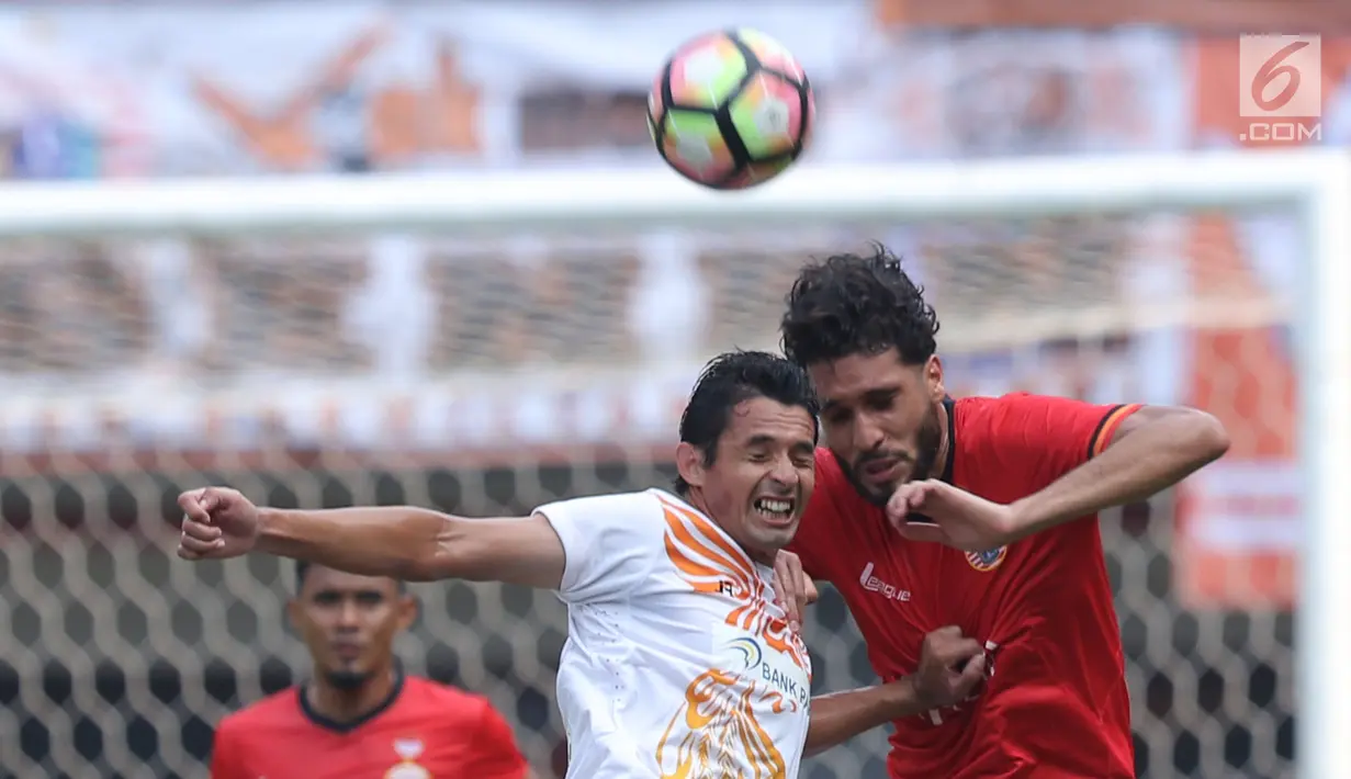 Bek Persija, Willian Pachecho berebut bola atas dengan pemain Perseru pada lanjutan Liga 1 Indonesia di Stadion Patriot Candrabhaga, Bekasi, Selasa (19/9). Laga dimenangkan Persija 1-0. (Liputan6.com/Helmi Fithriansyah)