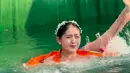 Mantan kekasih Verrell Bramasta ini ramai dipuji netizen karena tetap cantik meski sedang syuting di air. Beberapa netizen lainnya salah fokus karena makeup Natasha Wilona terlihat tidak luntur meski sudah terkena air. Adegan ini diketahui merupakan episode awal Ketika Cinta Memanggilmu karena terlihat dalam trailer promo yang diunggah Wilona pada 9 Januari 2025 lalu. (Liputan6.com/IG/@natashawilona12)
