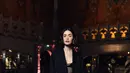 Kali ini, busana pilihannya jatuh pada koleksi Dior Pre-Fall 2024. Ia melapisi see-through black embroidered dress dengan silk blazer warna senada. Dok/Dior].