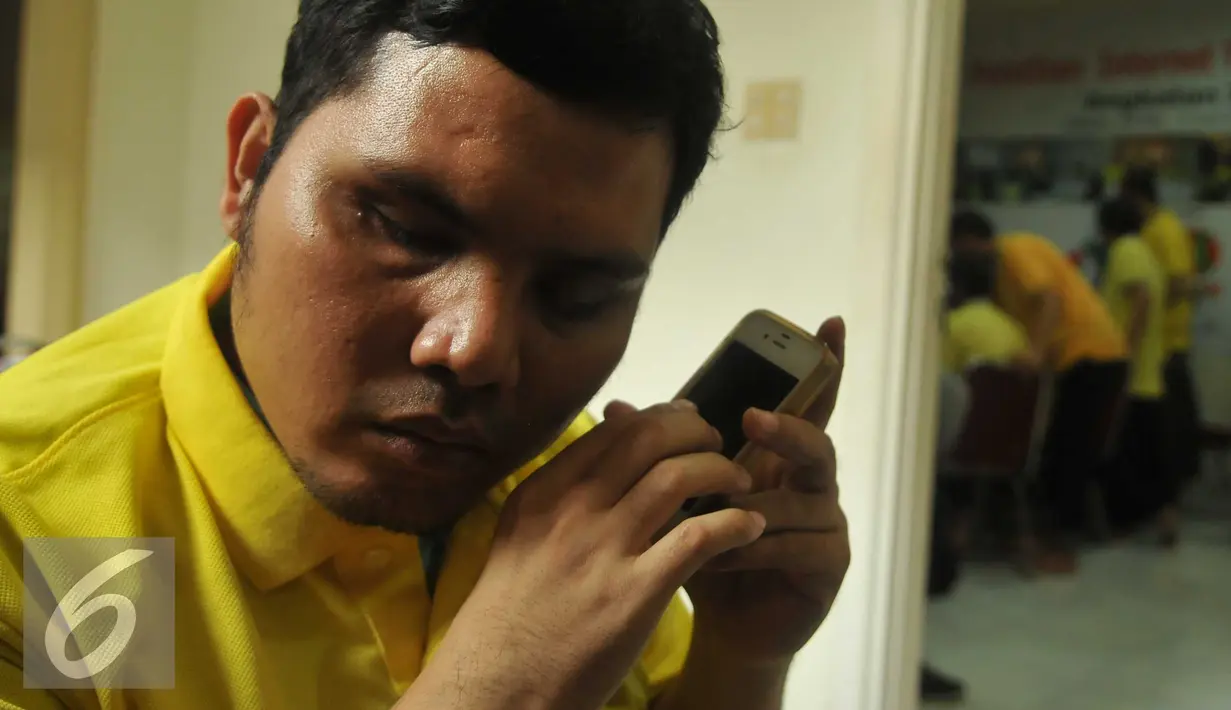 Penyandang tunanetra mengakses internet melalui ponsel saat mengikuti sosialisasi pelatihan internet tunanetra di Rumah Internet Atmanto, Pancoran, Jakarta, Senin (30/5). (Liputan6.com/Gempur M Surya)