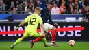 Prancis mencoba langsung tampil dominan sejak awal pertandingan. Meski unggul dari dari sisi penguasaan bola, tetapi tuan rumah tak mampu menciptakan peluang berbahaya. (AFP/Anne-Christine Poujoulat)