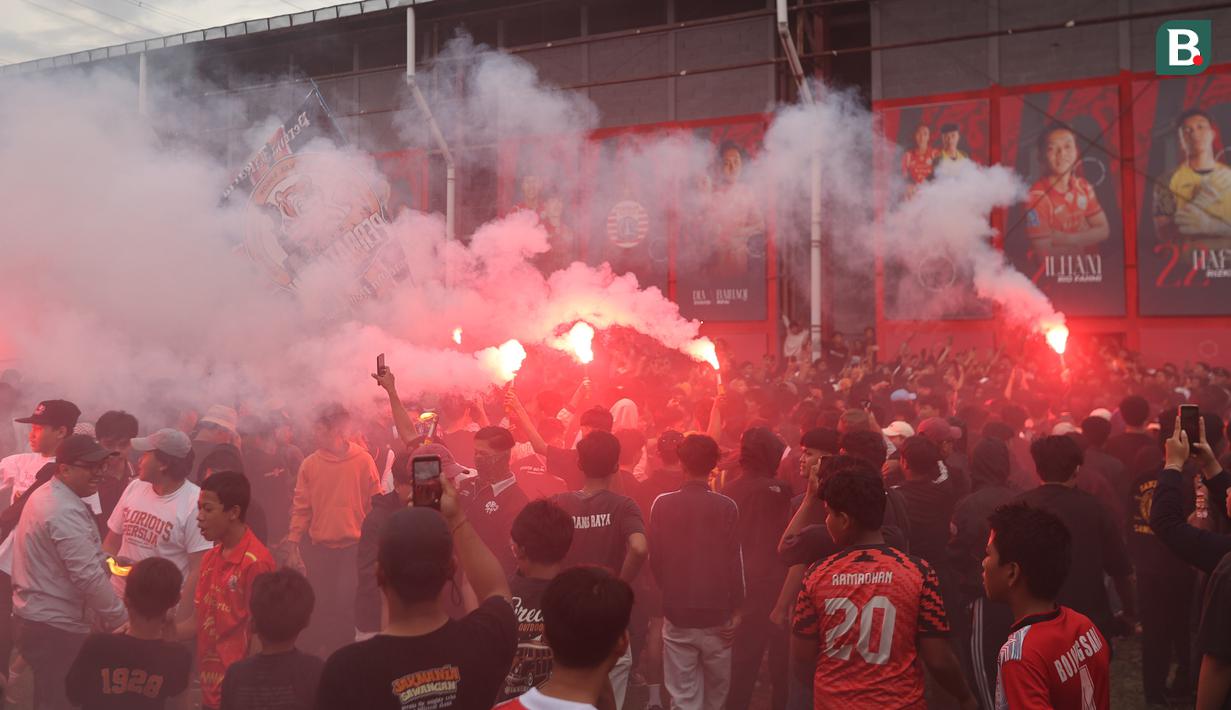 Suporter fanatik klub kota Jakarta itu meminta skuad Macan Kemayoran mampu mengalahkan Maung Bandung di laga lanjutan BRI Super League. (Bola.com/M Iqbal Ichsan)