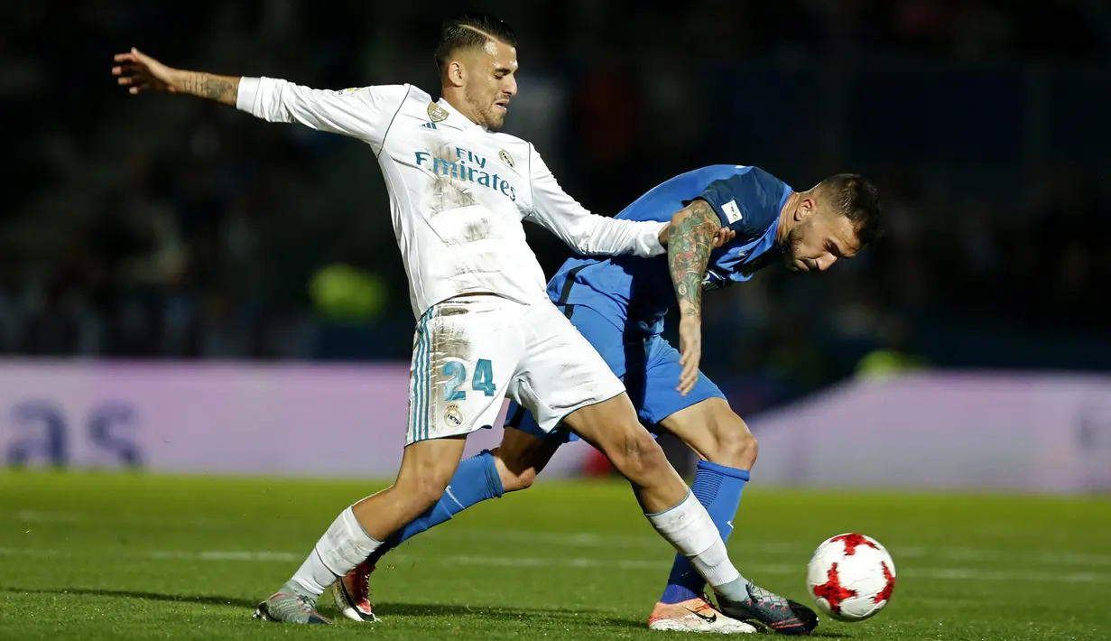Gelandang Real Madrid, Daniel Ceballos, berebut bola dengan bek Fuenlabrada, Armando Lozano, pada laga Copa del Rey di Stadion Fernando Torres, Madrid, Kamis (26/10/2017). Fuenlabrada kalah 0-2 dari Madrid. (AP/Francisco Seco)