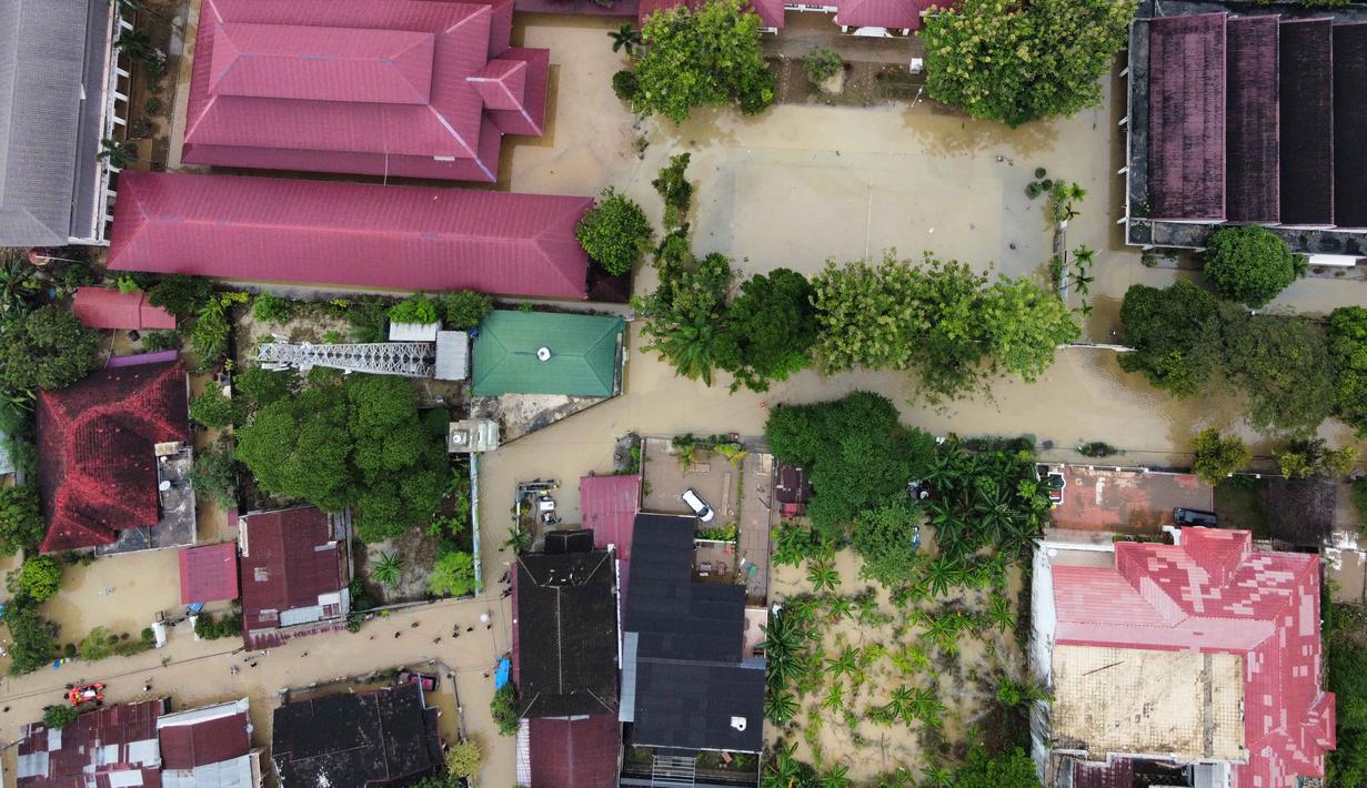 Di Sumatera Utara, bencana terjadi serentak di sejumlah wilayah seperti Kota Sibolga, Kabupaten Tapanuli Utara, Tapanuli Tengah, dan Tapanuli Selatan. Tampak foto udara menunjukkan permukiman yang terendam banjir di Medan, Sumatera Utara, Jumat 28 November 2025. (AP Photo/Binsar Bakkara)