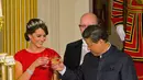 Duchess of Cambridge Kate Middleton saat bersulang dengan Presiden China Xi Jinping pada jamuan kenegaraan di Istana Buckingham, London, Selasa (20/10). Presiden Xi Jinping melakukan lawatan selama empat hari ke Inggris. (Reuters/Dominic Lipinski/Pool)