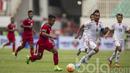Pemain Timnas Indonesia U-22 Febri Haryadi berusaha melewati hadangan pemain Myanmar pada laga uji coba di Stadion Pakansari, Selasa (21/3/2017). Indonesia sementara bermain imbang 1-1. (Bola.com/Vitalis Yogi Trisna)