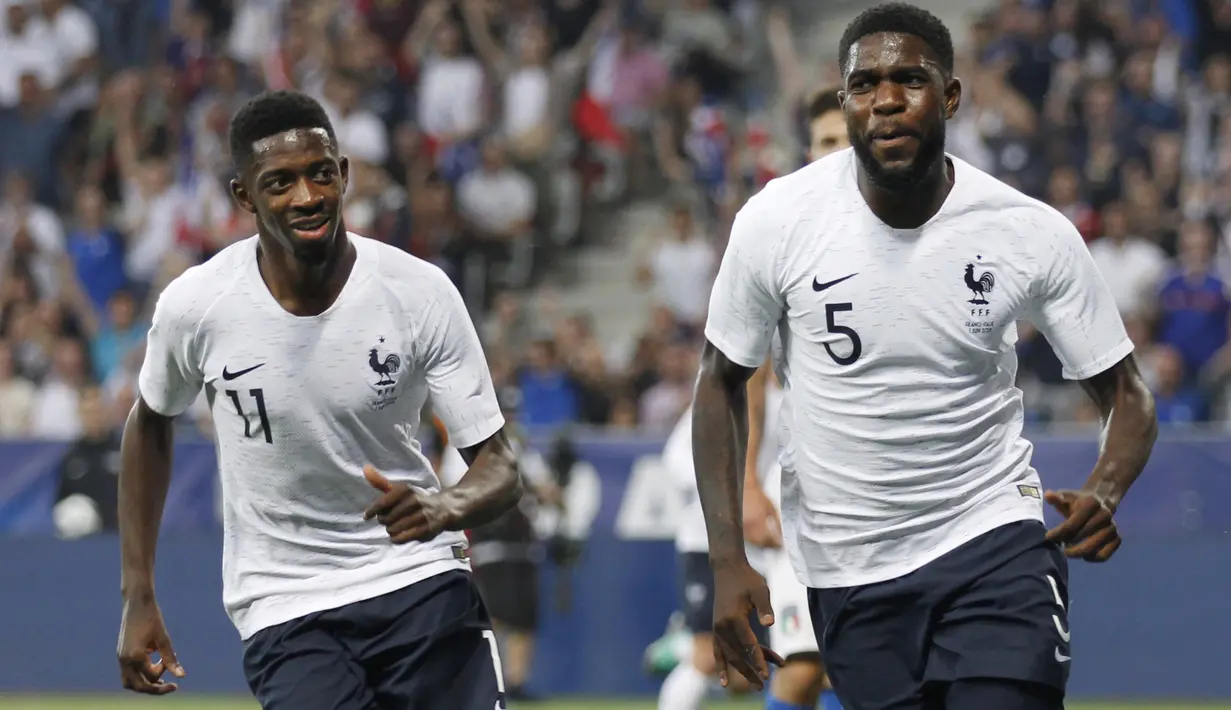 Pemain Prancis, Samuel Umtiti (kanan) merayakan gol bersama Ousmane Dembele saat melawan Italia pada laga uji coba di Allianz Riviera stadium, Nice, (1/6/2018). Prancis menang 3-1. (AP/Claude Paris)
