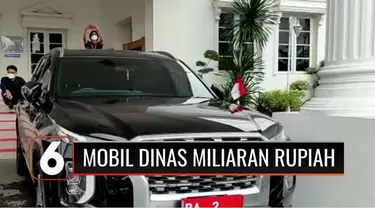 Di tengah wabah Covid-19 berkepanjangan dan perubahan skala prioritas anggaran, Gubernur dan Wakil Gubernur Sumatra Barat membeli mobil dinas baru seharga miliaran rupiah. Pembelian mobil dinas baru pun menuai kritik.