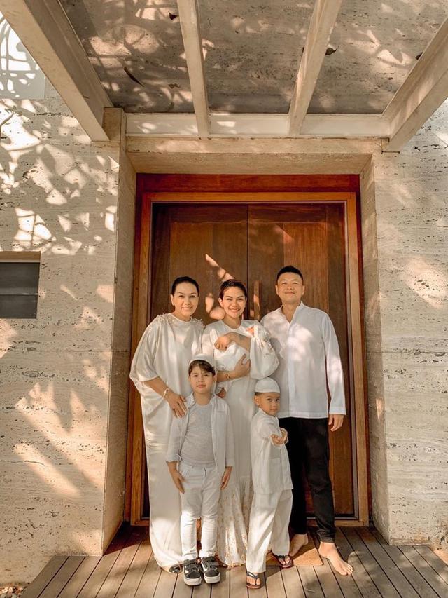 6 Potret Kebersamaan Nikita Mirzani dan Fitri Salhuteru, Bak Saudara Kandung