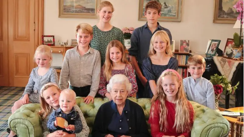 Foto keluarga Ratu Elizabeth II bersama cucu dan cicitnya yang termuda.
