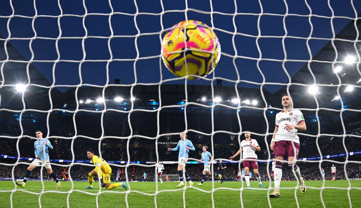 Pemain Manchester City, Phil Foden mencetak gol keempat timnya ke gawang West Ham pada laga lanjutan Liga Inggris 2024/2025 di Etihad Stadium, Manchester, Inggris, Sabtu (04/01/2025). (AFP/Oli Scarff)