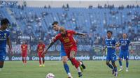 Striker Persija Jakarta, Gustavo Almeida mendapatkan penjagaan ketat dari bek Persib Bandung, Nick Kuipers dalam laga pekan keenam BRI Liga 1 2024/2025 di Stadion Si Jalak Harupat, Kabupaten Bandung, Senin (23/9/2024). (Dok. Persija)