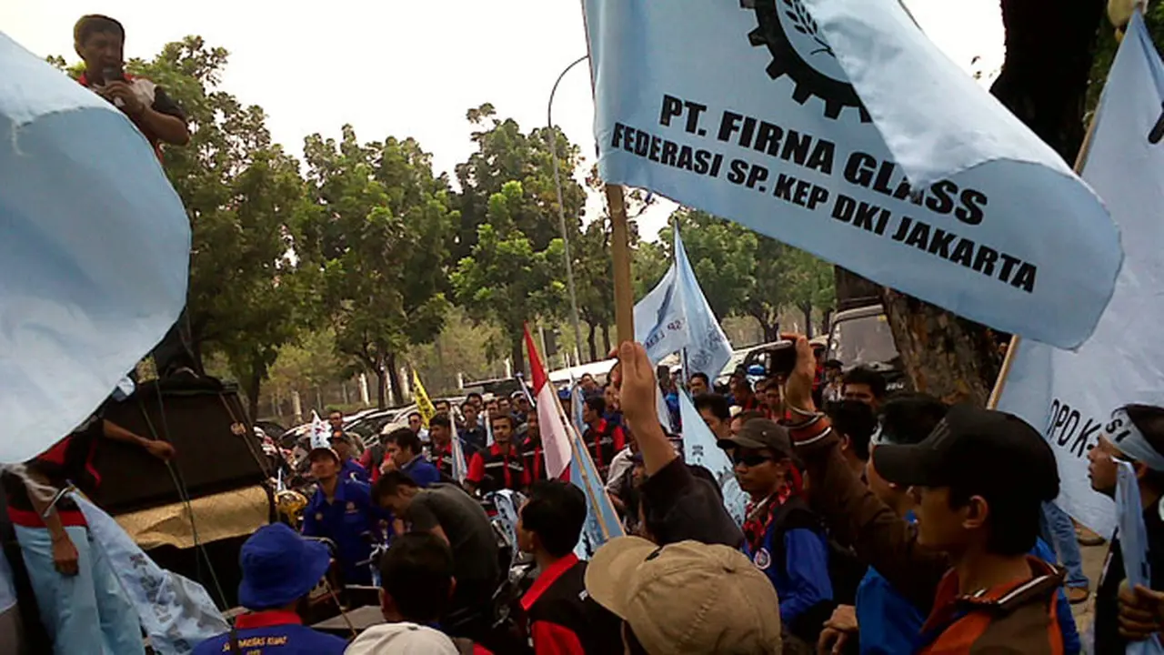demo-buruh121102b.jpg