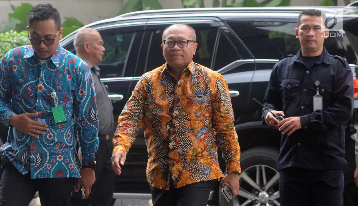 Direktur Utama BPJS Ketenagakerjaan (TK) Agus Susanto tiba di Gedung KPK, Jakarta, Rabu (13/2). Kedatangan Dirut BPJS TK untuk menandatangani perjanjian kerja sama pencegahan hingga kajian sistem jaminan sosial di Indonesia. (Merdeka.com/Dwi Narwoko)