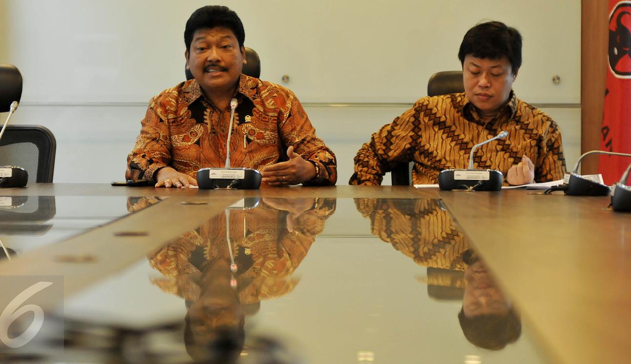 Anggota Komisi XI DPR F-PDIP Andreas Eddy Susetyo (kiri) dan Bendahara Fraksi PDIP Alex Lukman di Kompleks Parlemen Senayan, Jakarta, Kamis (14/4). F-PDIP mengawal RUU Pengampunan Pajak (Tax Amnesty) untuk kepentingan bangsa. (Liputan6.com/Johan Tallo)