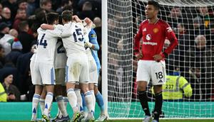 Para pemain Leeds United merayakan kemenangan saat peluit akhir dibunyikan dalam pertandingan Premier League antara Manchester United melawan Leeds United di Old Trafford, Manchester, Inggris barat laut, pada 13 April 2026. Leeds memenangkan pertandingan tersebut dengan skor 2-1. (Paul ELLIS / AFP)