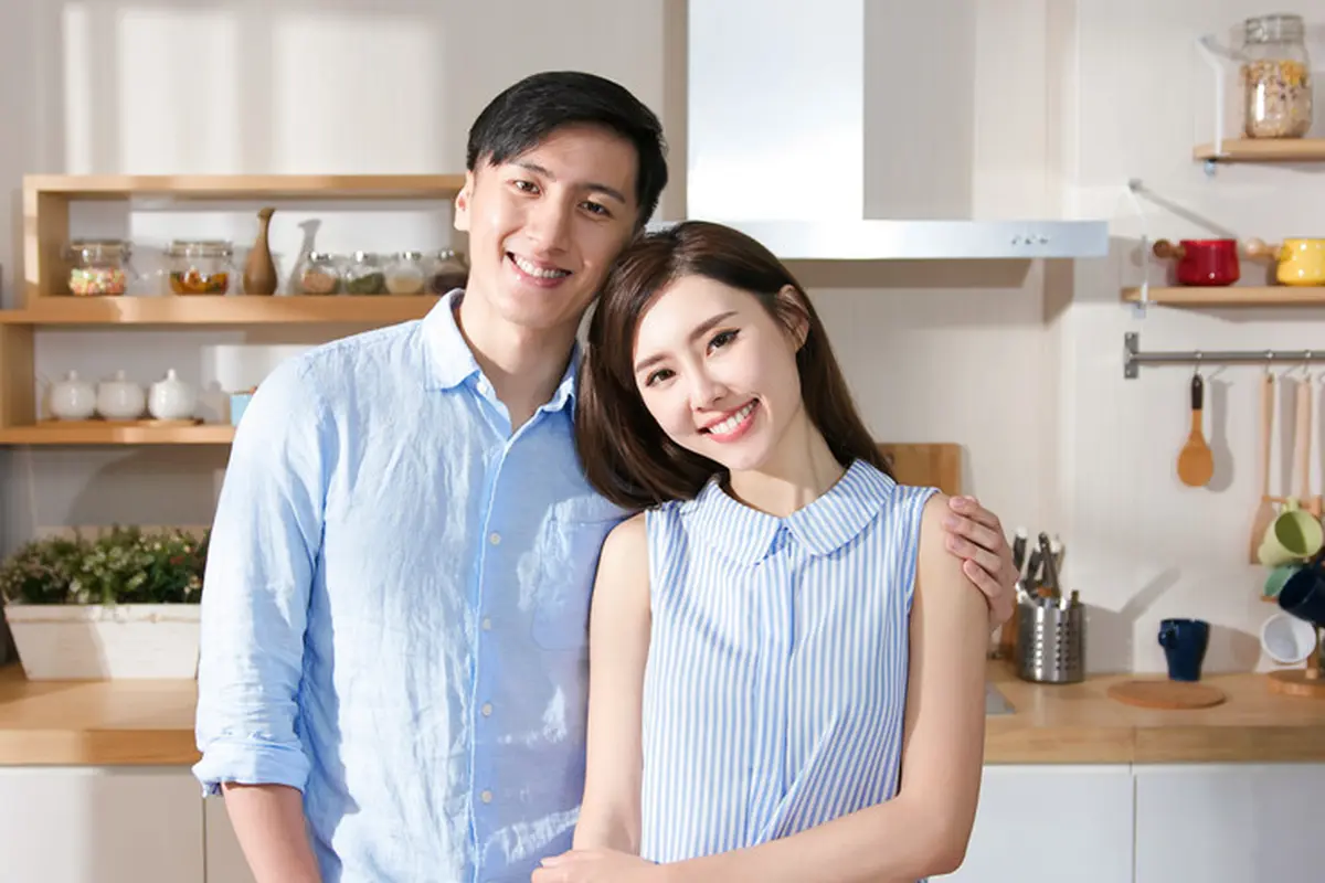 couple bahagia menikah romantis