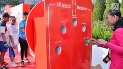 Warga mengikuti permainan pilih sampah di acara Plastic Reborn, CFD Senayan, Jakarta, Minggu (4/3). Plastic Reborn merupakan program yang didesain untuk menginspirasikan perubahan perilaku kepada generasi muda. (Liputan6.com/Pool/Rizky)