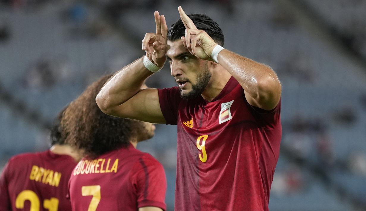 Timnas U-23 Spanyol lolos ke semifinal sepak bola Olimpiade Tokyo 2020 usai mengalahkan Pantai Gading 5-2 melalui extra-time dalam laga perempatfinal di Miyagi Stadium, Jepang, Sabtu (31/7/2021) sore WIB. Striker Rafa Mir menjadi pahlawan dengan 3 golnya. (Foto: AP/Andre Penner)