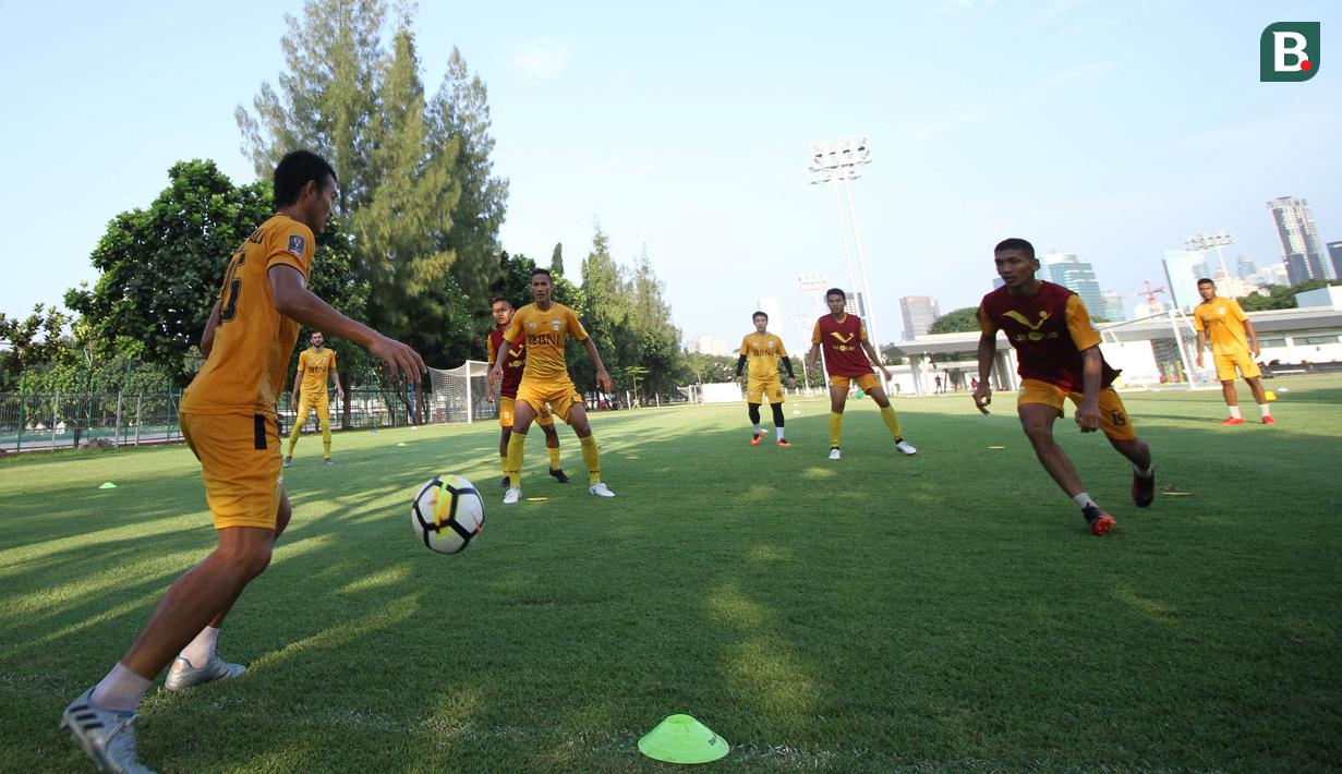 Pemain Bhayangkara FC saat latihan jelang laga perdana Liga 1 di Lapangan ABC Senayan, Jakarta, Senin (19/3/2018). Bhayangkara FC akan berhadapan dengan Persija Jakarta. (Bola.com/Asprilla Dwi Adha)