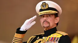 Sultan Brunei, Hassanal Bolkiah memberi hormat saat perayaan ulang tahunnya yang ke-69 di Istana Nurul Iman, Sabtu (15/8/2015). Perayaan itu sempat ditunda dari 15 Juli menjadi 15 Agustus karena bulan Ramadan. (REUTERS/Ahim Rani)