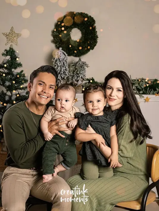 Sambut perayaan Natal, aktor Randy Pangalila menjalani sebuah pemotretan bersama keluarga kecilnya. [Foto: IG/@creatinkmoments]