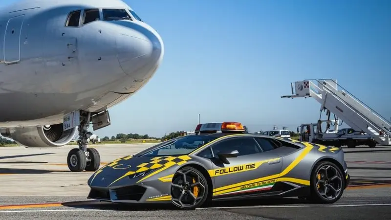 Bandara Ini Pakai Lamborghini Huracan Jadi Mobil Penuntun Pesawat (Carscoops)