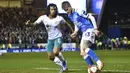 Pemain Manchester City Nathan Ake (kiri) berebut bola dengan pemain Peterborough United Hayden Coulson pada pertandingan sepak bola putaran kelima Piala FA di Stadion Weston Homes, Peterborough, Inggris, 1 Maret 2022. Manchester City menang 2-0. (AP Photo/Rui Vieira)