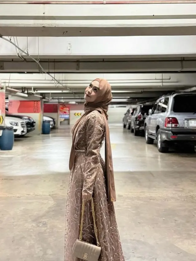 Artis Kenakan Gaun Mewah di Resepsi Pernikahan Mahalini dan Rizky Febian