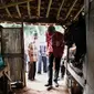 Gubernur Jawa Tengah (Jateng) Ganjar Pranowo mengunjungi salah satu penerima bantuan rumah tidak layak huni (RTLH) di Pekalongan. (Istimewa)