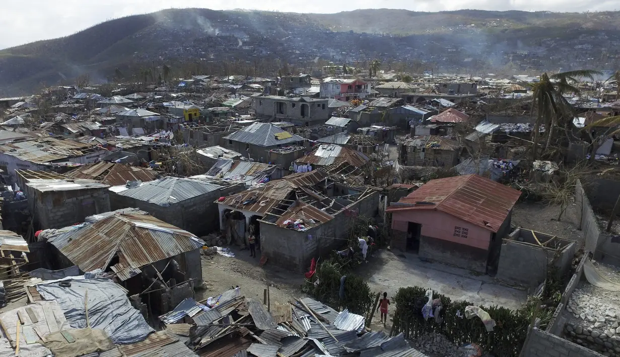 Port-au-Prince merupakan daerah wisata pinggir pantai yang dimiliki Haiti, perkampungan ini rusak setelah dihantam badai Matthew, Senin (10/10). Badai terkuat yang melanda Karibia ini menghantam Haiti pada Selasa 4 Oktober. (AFP Photo/Nicolas Garcia)