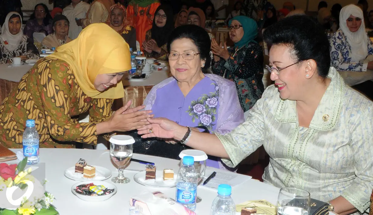 Mensos Khofifah (kiri) bersalaman dengan Gusti Kanjeng Ratu hemas di auditorium adhyana, Jakarta, Senin (14/12). Pertemuan ini mengusung tema "inspirasi pejuang dan pemimpin dalam menggapai cita-cita menuju kesetaraan gender. (Liputan6.com/Helmi Afandi)