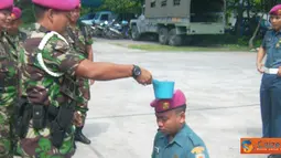 Citizen6, Karangpilang: Pada peresmian kenaikan pangkat di Yonprov-1 Mar anggota yang naik pangkat disiram dengan air kembang seperti Orientasi. (Pengirim: Budi Abdillah)