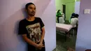 Taufiq Hidayat menunggu untuk menghapus tatonya di sebuah klinik di Tangerang (9/8). Program hapus tato ini sengaja dibuat untuk mereka yang ingin “berhijrah” dan ingin kembali lebih baik. (AP Photo/Achmad Ibrahim)