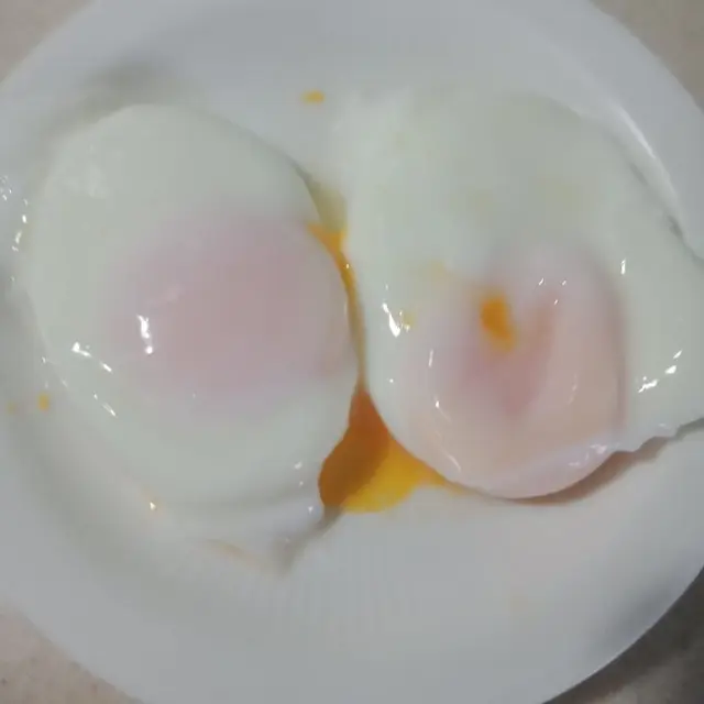 6 Potret Nyeleneh Orang Makan Telur Mentah, Enggak Cocok di Lidah Indonesia