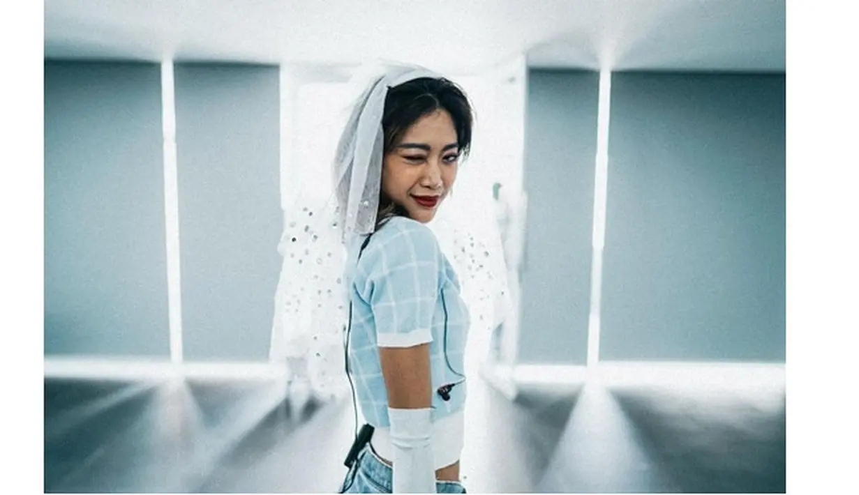 Potret unik kostum panggung Widi Vierratale. (Sumber: Instagram/widikidiwdkdw)